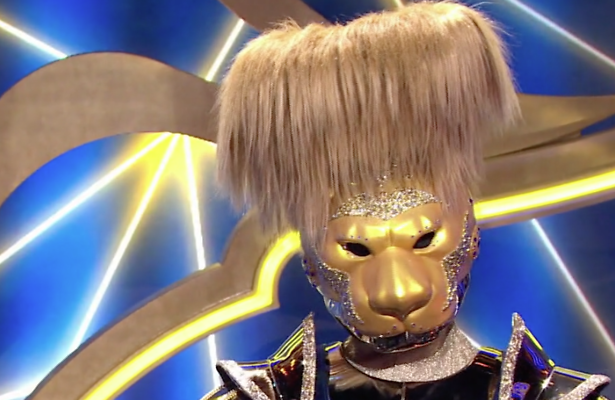 Videosnack: Draagt de Leeuw een gele zwembroek in The Masked Singer?